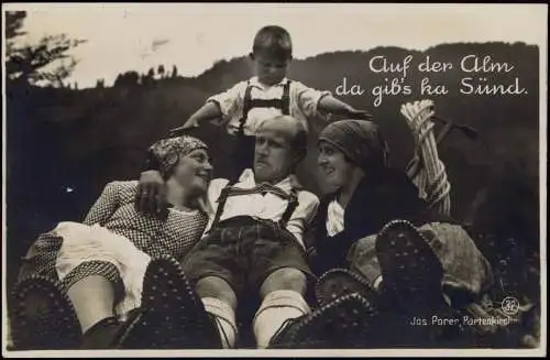 Trachten Typen Auf der Alm da gib's ka Sünd. Bayern Fotokarte 1930