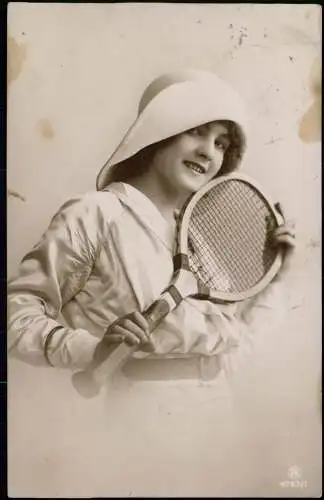 Ansichtskarte  Fotokunst schöne Frau mit Tennisschläger Tennis 1914