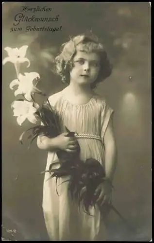 Ansichtskarte  Geburtstag Birthday Mädchen im Kleid mit Blume Fotokarte 1915