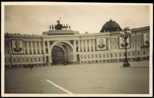 Sankt Petersburg  Санкт-Петербург Narva Triumphbogen Propaganda Porträts 1960