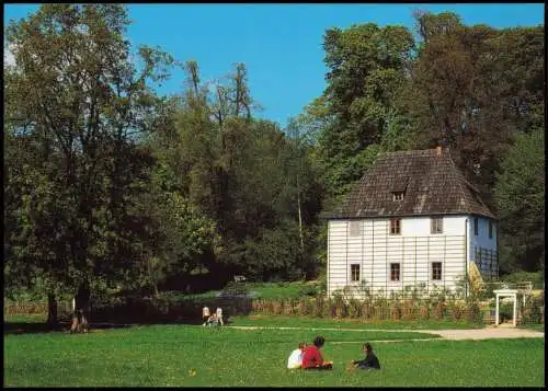 Ansichtskarte Weimar Goethes Gartenhaus, Leute auf der Wiese davor 2000