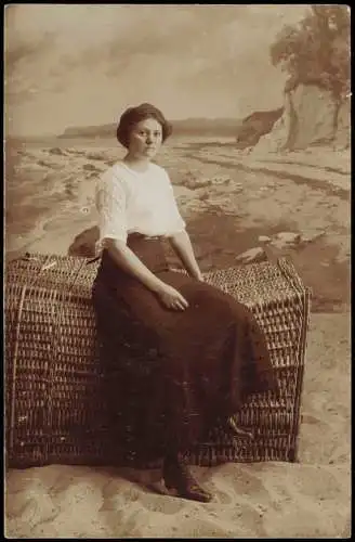 Menschen / Soziales Leben - Frau Atelierfoto am Strand 1912 Privatfoto