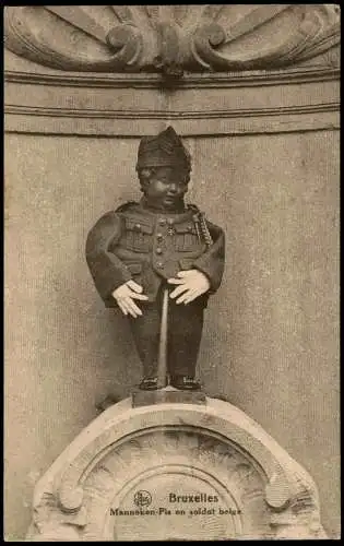 Brüssel Bruxelles Manneken Pis (hier mit Militär-Uniform) en soldat belge 1910