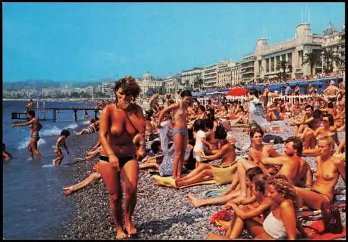 CPA Nizza Nice Strand La plage (halbnackte Frauen) 1975