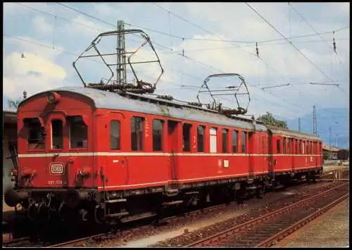 Deutsche Bundesbahn elektrischer Triebwagen im Bahnhof Neuenburg 1982