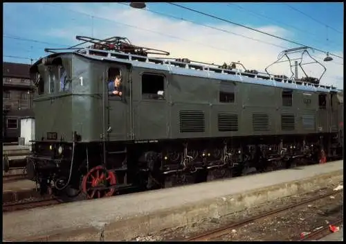 DB elektrische Schnellzuglokomotive E 16 02 im Hbf. München 1983