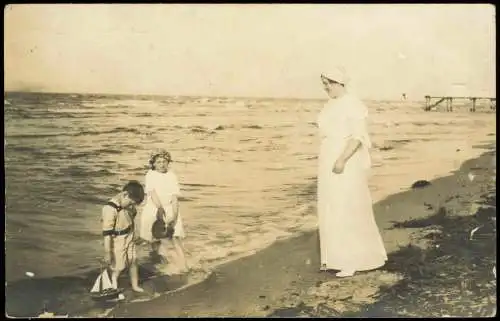 Ansichtskarte Ahlbeck (Usedom) Strand Frau mit Kindern 1914