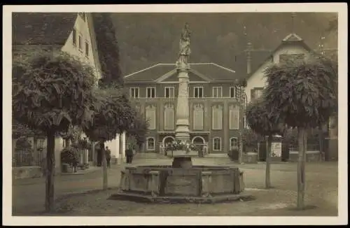 Ansichtskarte Altdorf (Uri) Lehnplatz, Histor. Brunnen mit Tellspielhaus 1928