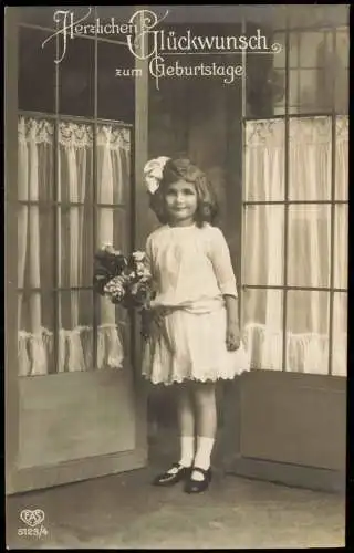 Ansichtskarte  Geburtstag Birthday Fotokunst Mädchen mit Blumenstrauß 1920