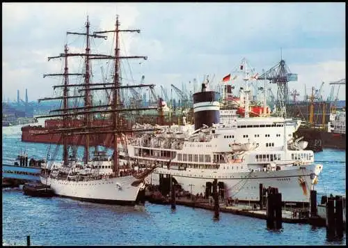 Hamburg Hafen   Segelschulschiff "LIBERTAD" und MS "UGANDA" 1975