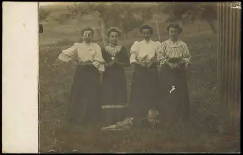 Menschen Soziales Leben Gruppenfoto Junger Frauen Kind  Wiese 1910 Privatfoto