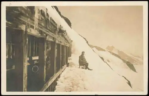 Ansichtskarte Lauterbrunnen Jungfraujoch Mann vor Hütte Fotokarte 1930  Helvetia