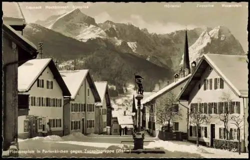 Garmisch-Partenkirchen Floriansplatz in Partenkirchen gegen Zugspitzgruppe 1955