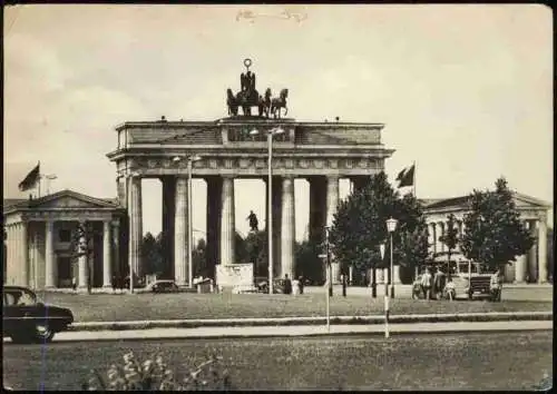 Lot 10 Ansichtskarten Berlin MB, Brandenburger Tor Fernsehturm Müggelturm 1970