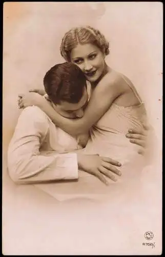 Ansichtskarte  Fotokunst Liebe Liebespaare - Love innige Umarmung 1928