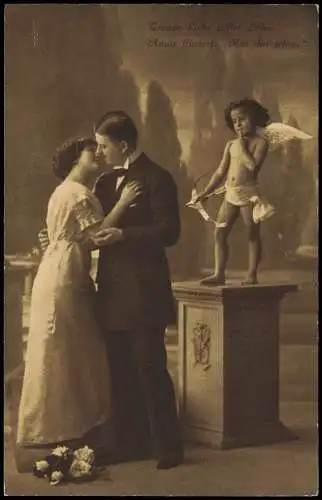 Ansichtskarte  Liebe Liebespaare - Love Amor auf Sockel Hat Ihn schon 1915