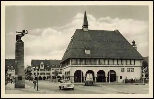 Ansichtskarte Freudenstadt Stadthaus mit Gedenksäule 1950