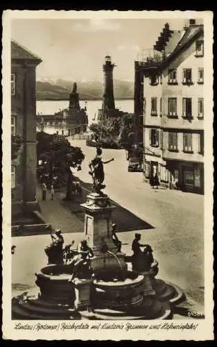 Lindau (Bodensee) Reichsplatz mit Lindavia Brunnen und Hafeneinfahrt 1950