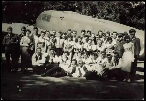 Flugzeug Airplane Avion Frauen in Tracht und Soldaten 1960 Privatfoto Foto