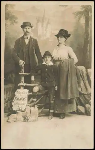 Ansichtskarte Mariazell Atelierfoto Familie in Tracht im Kriegsjahr 1915