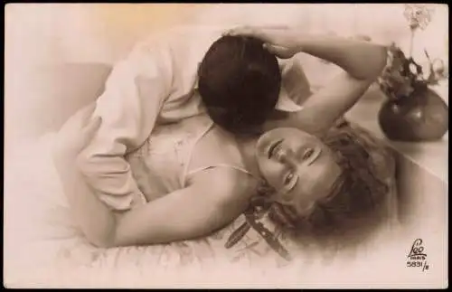 Ansichtskarte  Liebe Liebespaare - Love Frau wird geküsst Fotokunst 1920