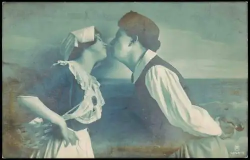 Ansichtskarte  Liebe Liebespaare - Love Fotokunst Mann und Frau Kuss 1915