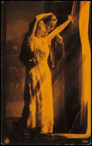 Ansichtskarte  Liebe Liebespaare Love Frau schaut lassiv umarmt von Mann 1913