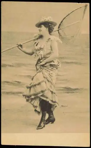 Ansichtskarte  Frau in edlem Kleid mit Kescher am Strand 1918