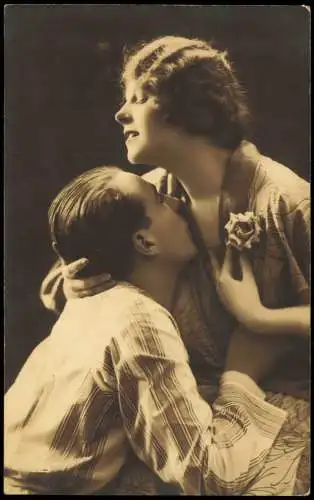 Ansichtskarte  Liebe Liebespaare - Love Mann küsst Frau leidenschaftlich 1928