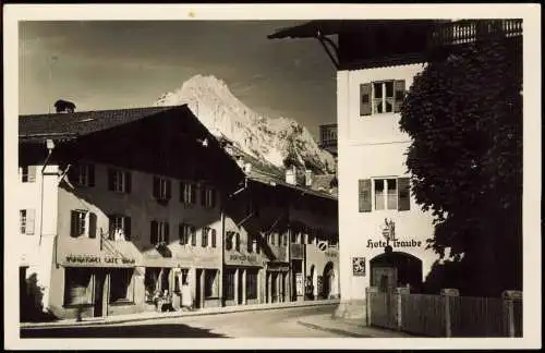 Ansichtskarte Mittenwald Ortsansicht, Straßen Partie mit Hotel Traube 1940