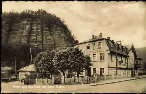 Ansichtskarte Oybin Hotel am Bahnhof mit Berg Oybin 1964