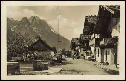 Ansichtskarte Garmisch-Garmisch-Partenkirchen Straßenpartie am Brunnen 1930