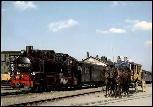 Ansichtskarte .Sachsen Schmalspurbahn und Postkutsche im Bahnhof 1996