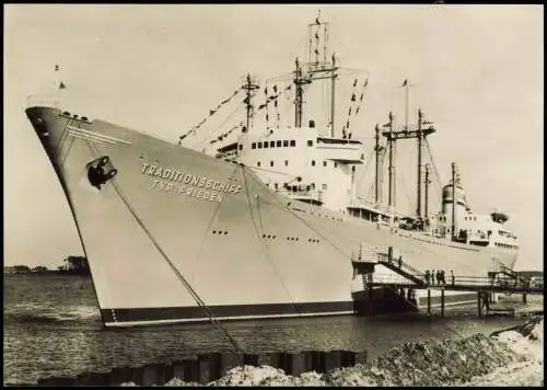 Schiffsfoto-AK (Ship Card) Traditionsschiff Typ Frieden"  Rostock Schmarl 1970