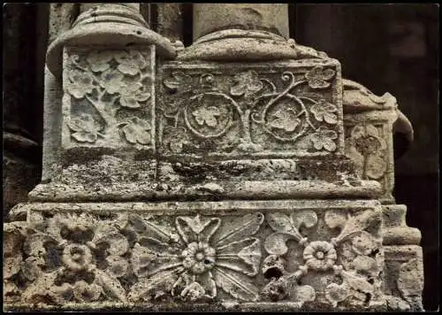 Chartres Kathedrale Notre-Dame Pfeilersockel von   reichem Pflanzendeko 1960