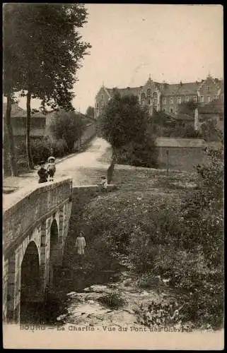 CPA .Frankreich Bourg La Charite Vue du Pont des Chevres 1921