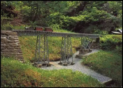 Zug auf Eisenbahnviadukt über das Oswaldtal (Strecke Zwönitz-Scheibenberg) 1990