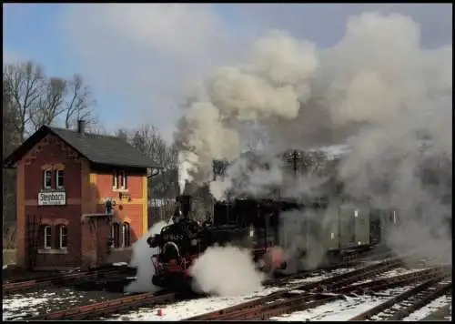 Dampflokomotive 991542-2 verlässt mit Reisezug  Jöhstadt Bahnhof Steinbach 2015