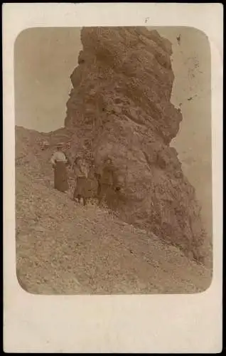 Ansichtskarte  Bergsteiger Mann Frau Wanderer am Felsen 1910  Stempel Baden Baden