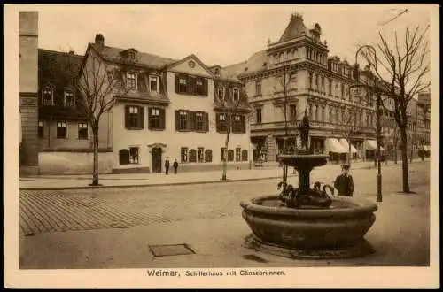 Ansichtskarte Weimar Schillerhaus. Gänsebrunnen und Geschäfte 1922