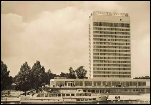Potsdam Interhotel "Potsdam" mit Dampfer "Potsdam" im Vordergrund 1972