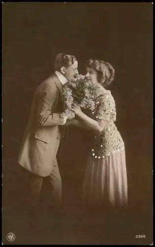 Liebe Liebespaare - Love Fotokunst lassive Blicke hinter Flieder 1912