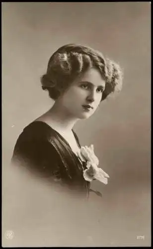 Ansichtskarte  Fotokunst Frau mit angesteckter Blume 1915