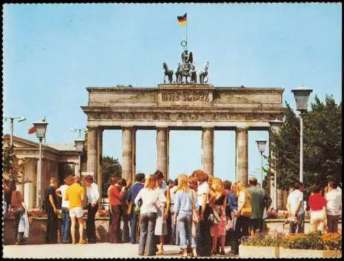 Ansichtskarte Mitte-Berlin Menschgruppe vor dem Brandenburger Tor 1980
