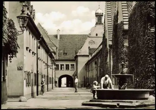 Ansichtskarte Augsburg Fuggerei, Personen an einem Brunnen 1960