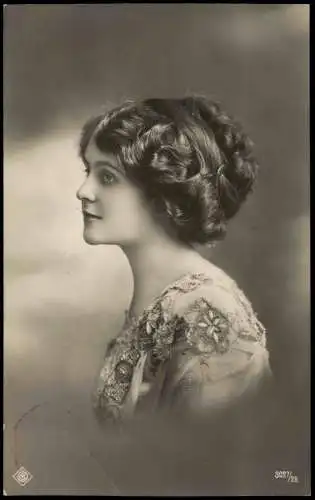 Ansichtskarte  Schöne Frau im bestickten Kleid Fotokunst 1912