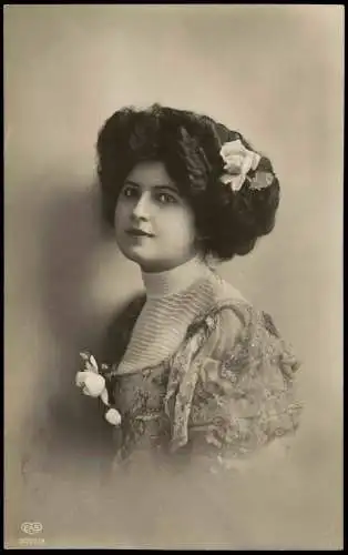 Ansichtskarte  Frau im bestickten Kleid Fotokunst Blumen 1911