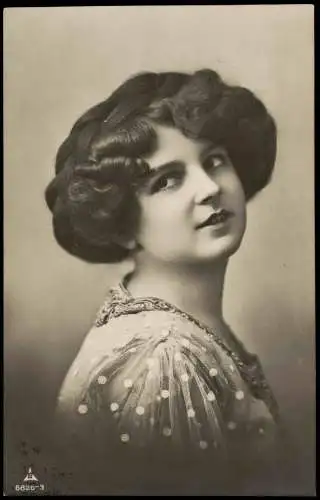Ansichtskarte  Junge Frau im Kleid frecher Blick Fotokunst 1910