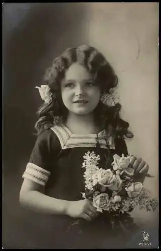 Ansichtskarte  Junges Mädchen mit Rosenstrauss - Fotokunst 1910