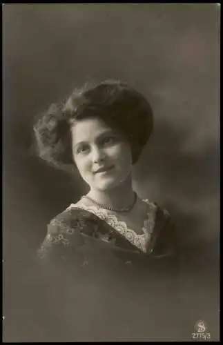 Ansichtskarte  Fotokunst lächelnde Frau Spitze besticktes Kleid 1911